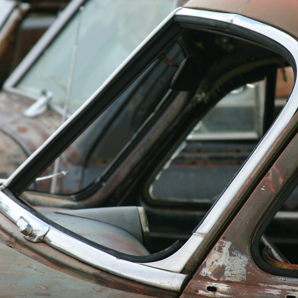 Voiture partiellement démontée Suivi de votre chantier de restauration chez les professionnels pendant les travaux