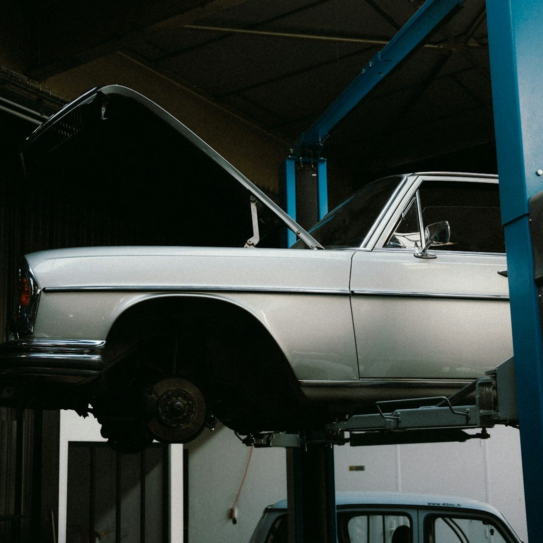Voiture sur un pont élévateur deux colonnes Accompagnement au diagnostique de l'état d'un véhicule, contrôles généraux et détaillés
